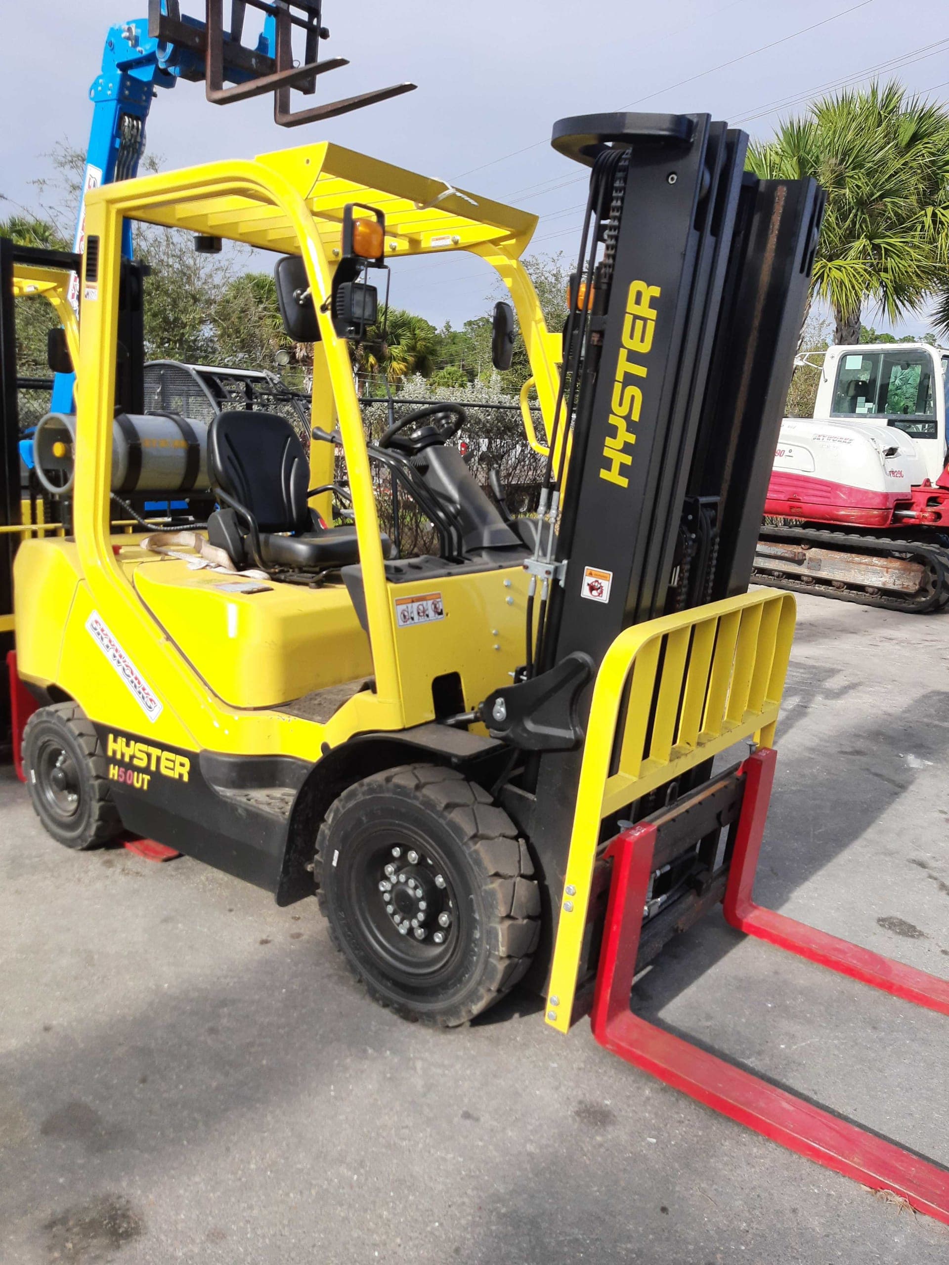Warehouse forklifts reach forklifts