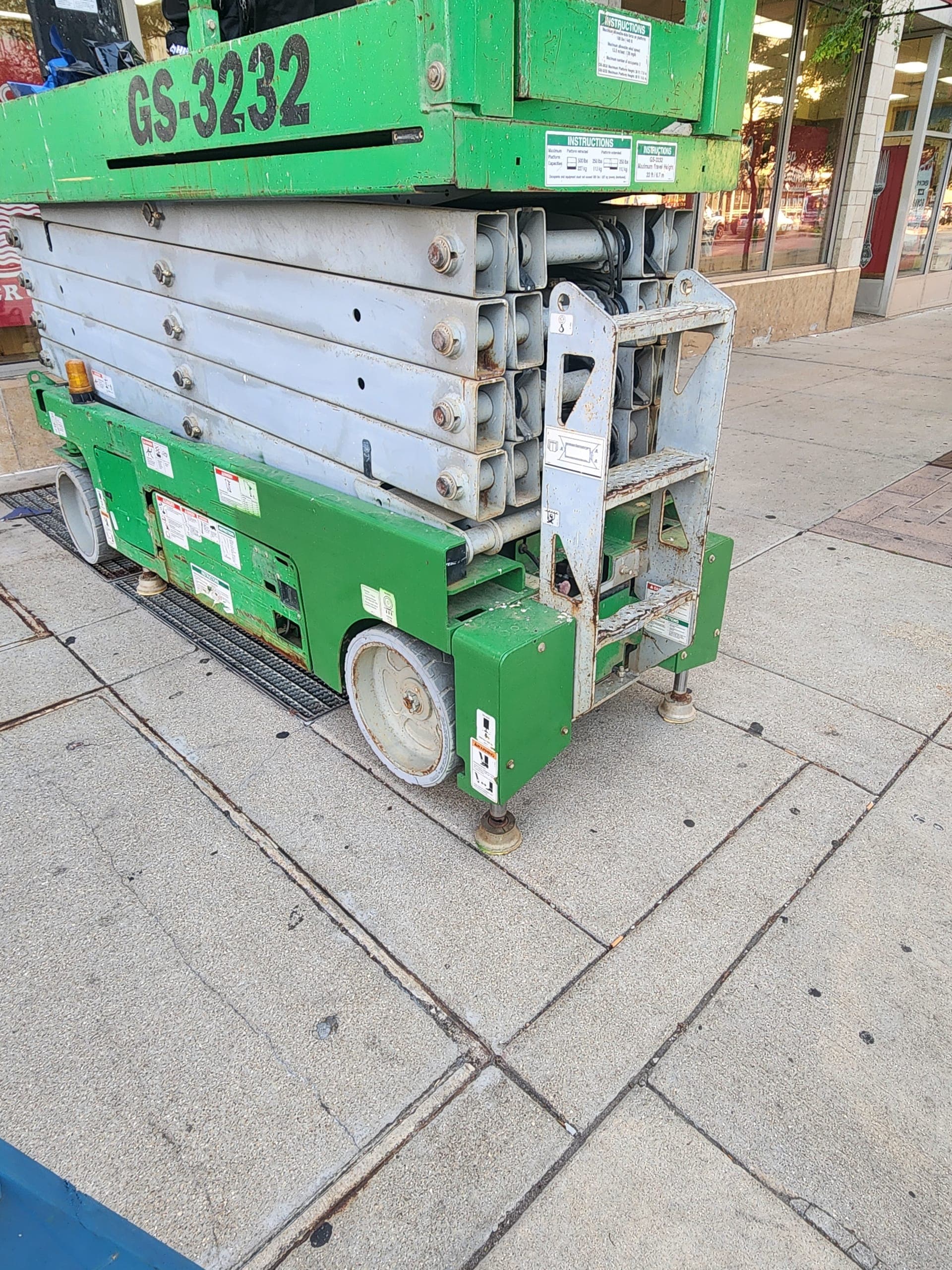 32-Foot Scissor Lift